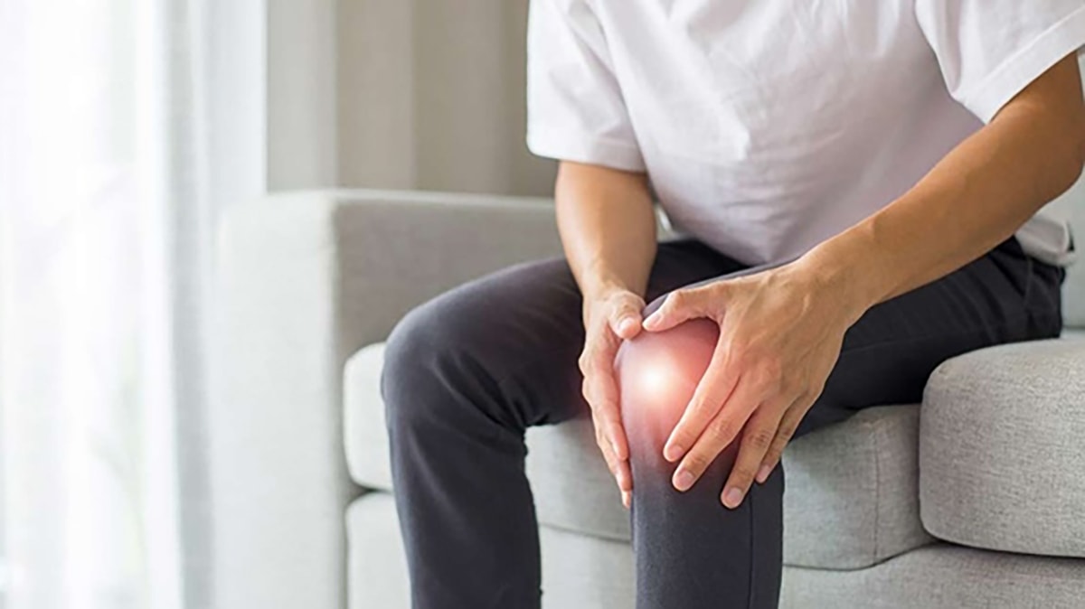 Đau khớp gối khi leo cầu thang có đáng lo?